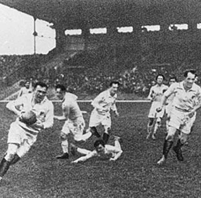 El rugby fue un deporte olímpico desde la II Olimpiada de Paris de la era moderna hasta la VIII Olimpiada también de Paris el año 1924, después el Comité Olímpico Internacional canceló el rugby como deporte olímpico.