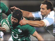 Issac Boss (IRE) es tackleado por Juan Gomez (ARG) en el Tallaght Stadium - Foto: BBC