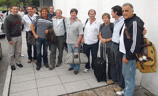 Los ex Pumas en el aeropuerto. Dejaron una excelente imagen. Foto: La Gaceta / Osvaldo Ripoll