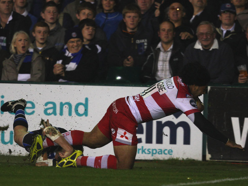 Lesley Vainikolo apoya en la bandera para el Gloucester - Foto: Planet Rugby