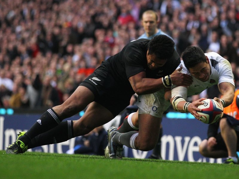 Shontayne-Hape-of-England-is-tackled-by-Isaia