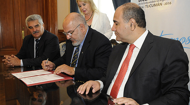 Firma del convenio entre la UAR y el Gobierno de Tucumán